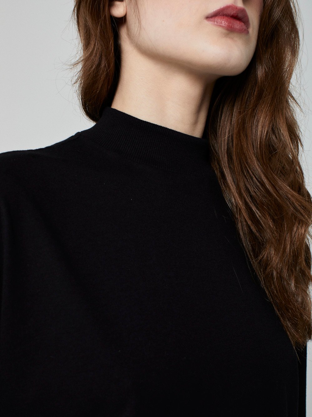 Camiseta Oversized Gola Alta Preta - Imagem 4